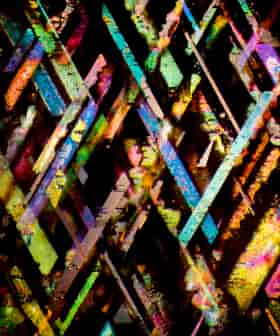 Microscopic inclusions in a rainbow lattice sunstone.